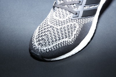 ULTRABOOST_GLOW_04.jpg