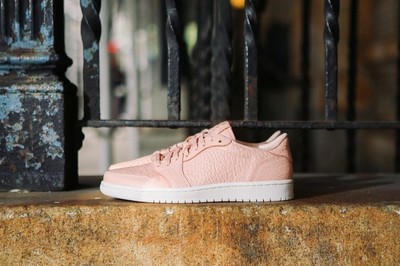 air-jordan-1-low-no-swoosh-hands-on-02-960x640.jpg
