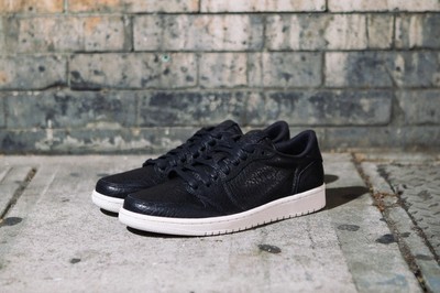 air-jordan-1-low-no-swoosh-hands-on-04-960x640.jpg