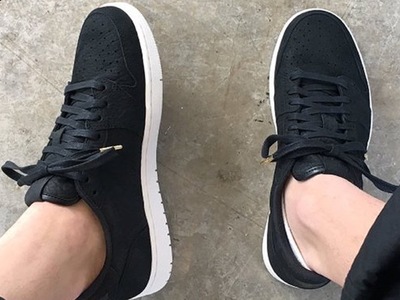 air-jordan-1-low-swooshless-2.jpg